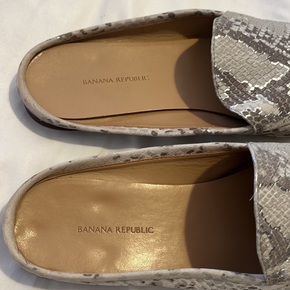 Banana Republic Gray Silver Python Print Mules 10 - Picture 5 of 11